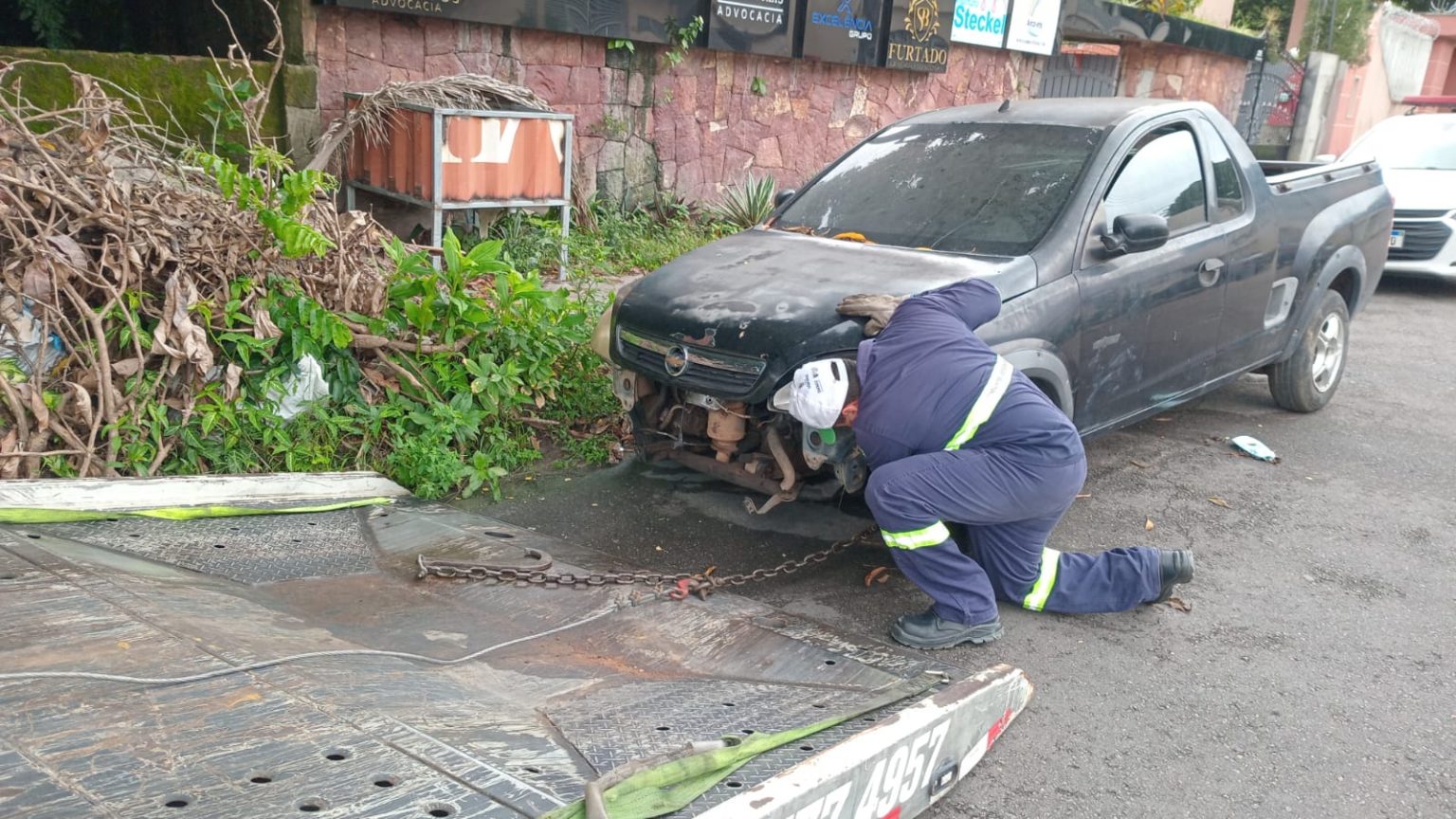 Prefeitura remove veículos abandonados nas zonas Sul e Centro-Sul de Manaus